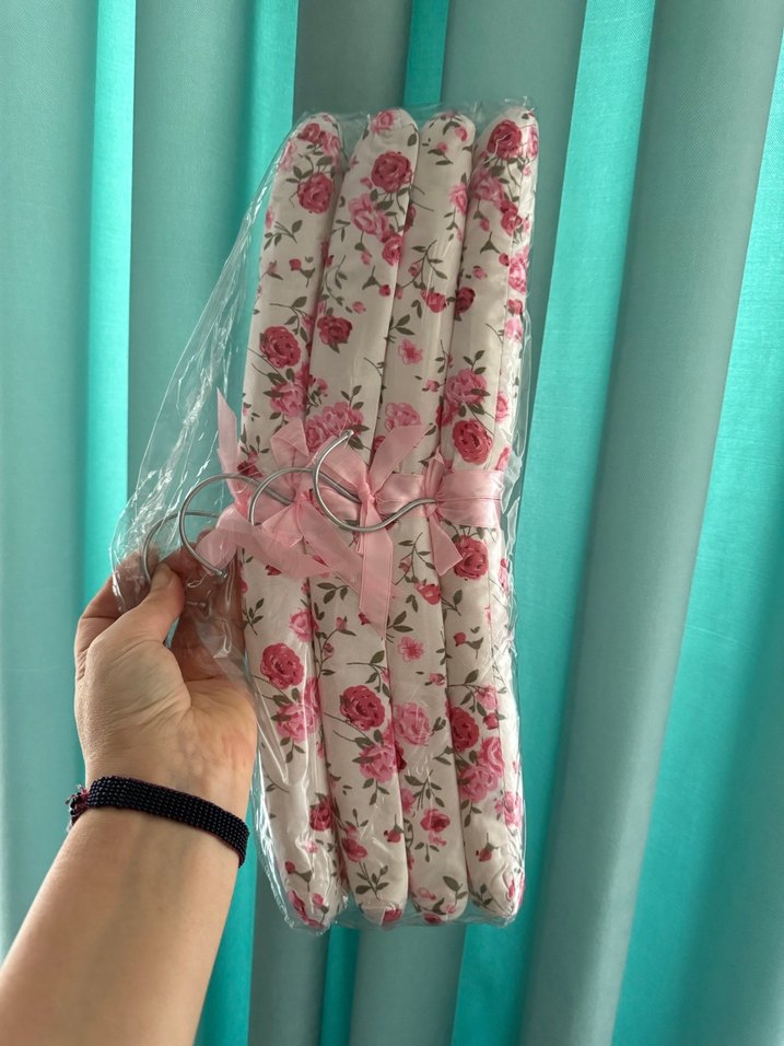 Pastel Pembe Çiçek Desenli Elbise Askısı - Görsel 2