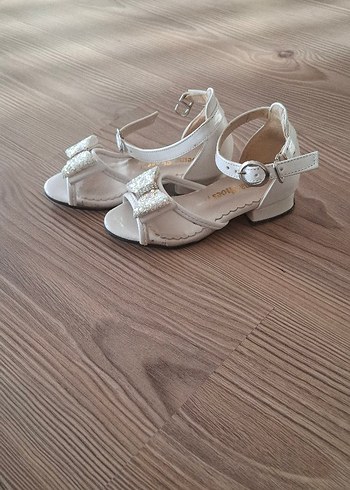 Kız Çocuk Beyaz Rugan Fiyonk Detaylı Babet - Görsel 2