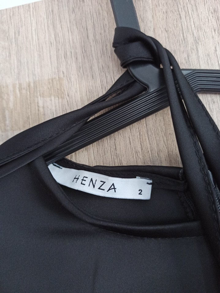 çiçek detaylı siyah saten elbise - Görsel 3