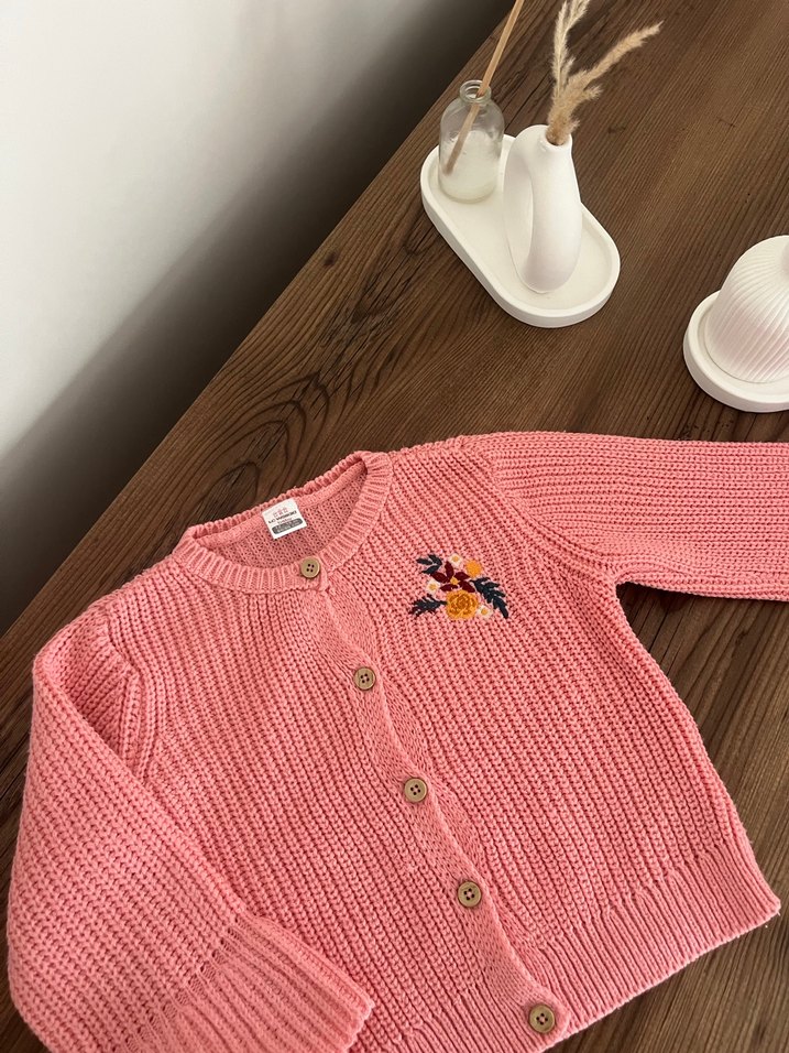 Pembe Nakışlı Örgü Kız Hırka - Görsel 2