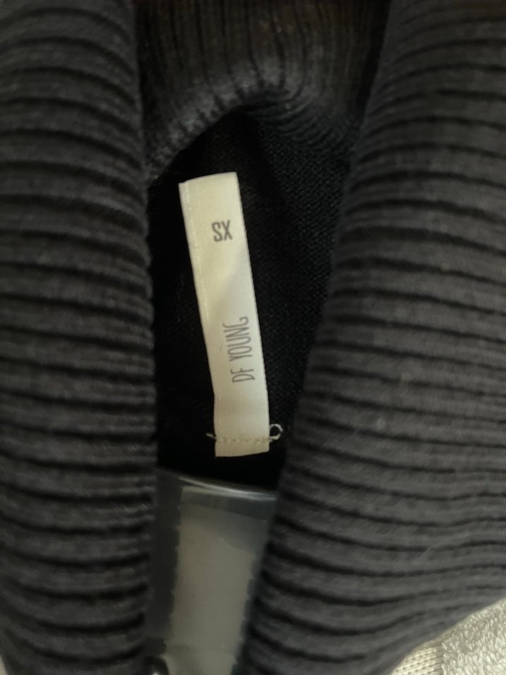 Siyah Yüksek Yakalı Kolsuz Örgü Elbise - Görsel 3