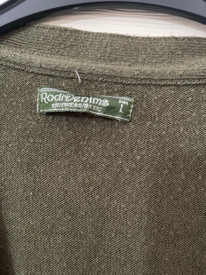 Uzun Kollu Düğmeli V Yaka Hırka - Görsel 4