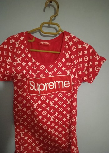 Supreme Kırmızı V Yaka Kısa Kollu Baskılı Kadın Tişört