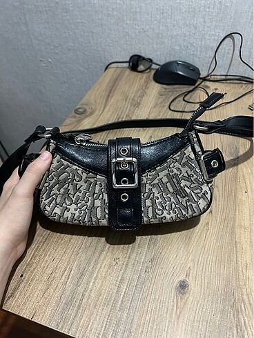 Stradivarius monogram çanta