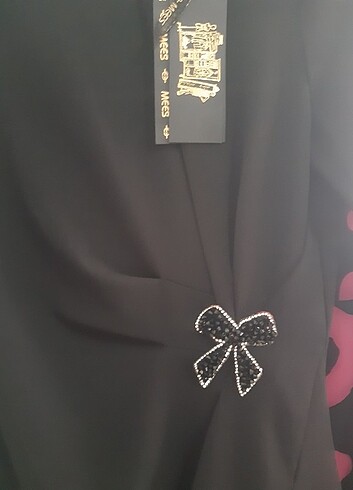 Siyah kisakollu dizüstü yırtmaçlı fiyonk tas detaylı elbise  - Görsel 4