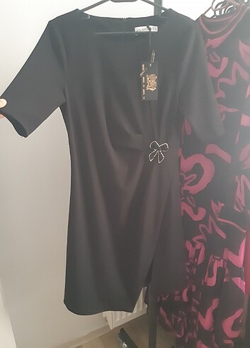 Siyah kisakollu dizüstü yırtmaçlı fiyonk tas detaylı elbise  - Görsel 5