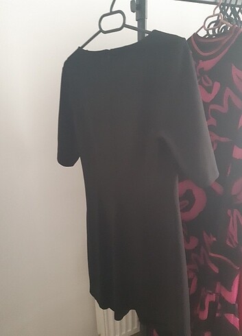 Siyah kisakollu dizüstü yırtmaçlı fiyonk tas detaylı elbise  - Görsel 6