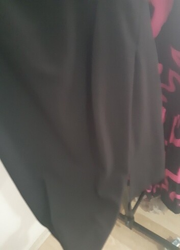 Siyah kisakollu dizüstü yırtmaçlı fiyonk tas detaylı elbise  - Görsel 7