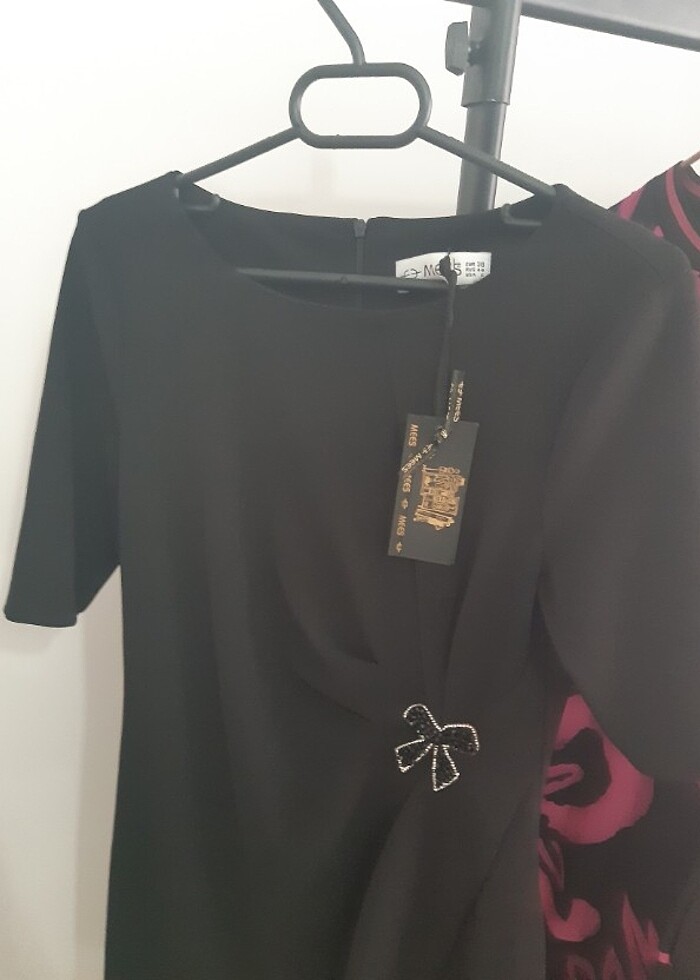 Siyah kisakollu dizüstü yırtmaçlı fiyonk tas detaylı elbise  - Görsel 3