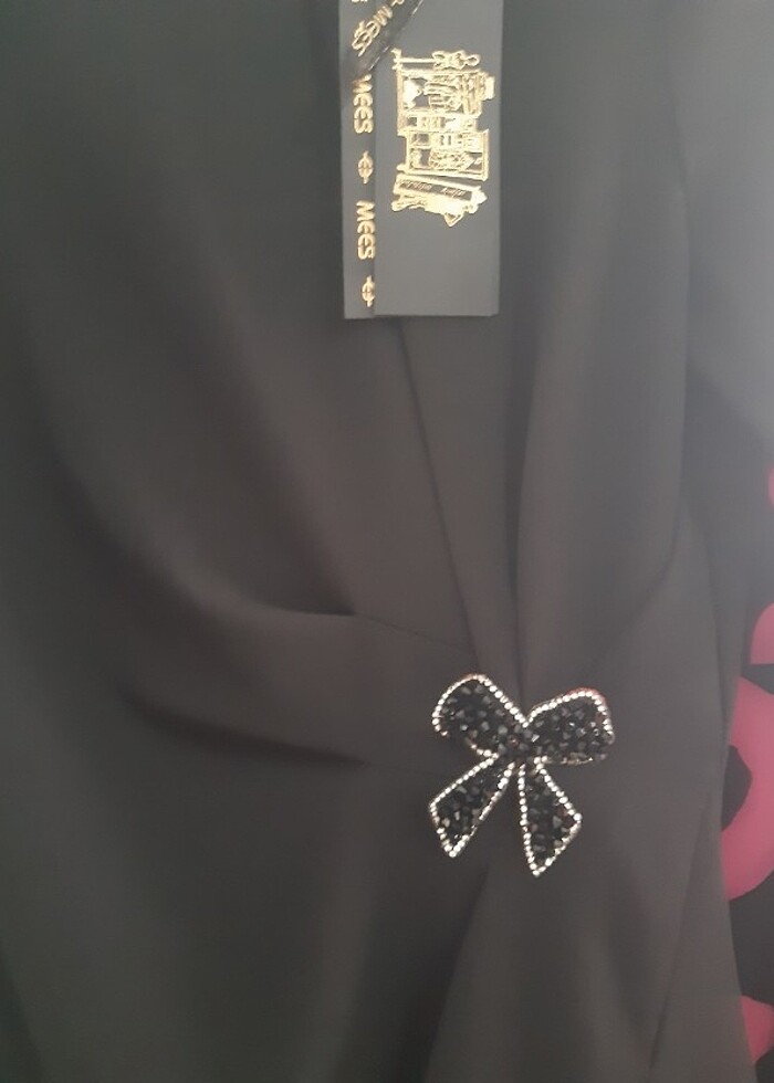 Siyah kisakollu dizüstü yırtmaçlı fiyonk tas detaylı elbise  - Görsel 4