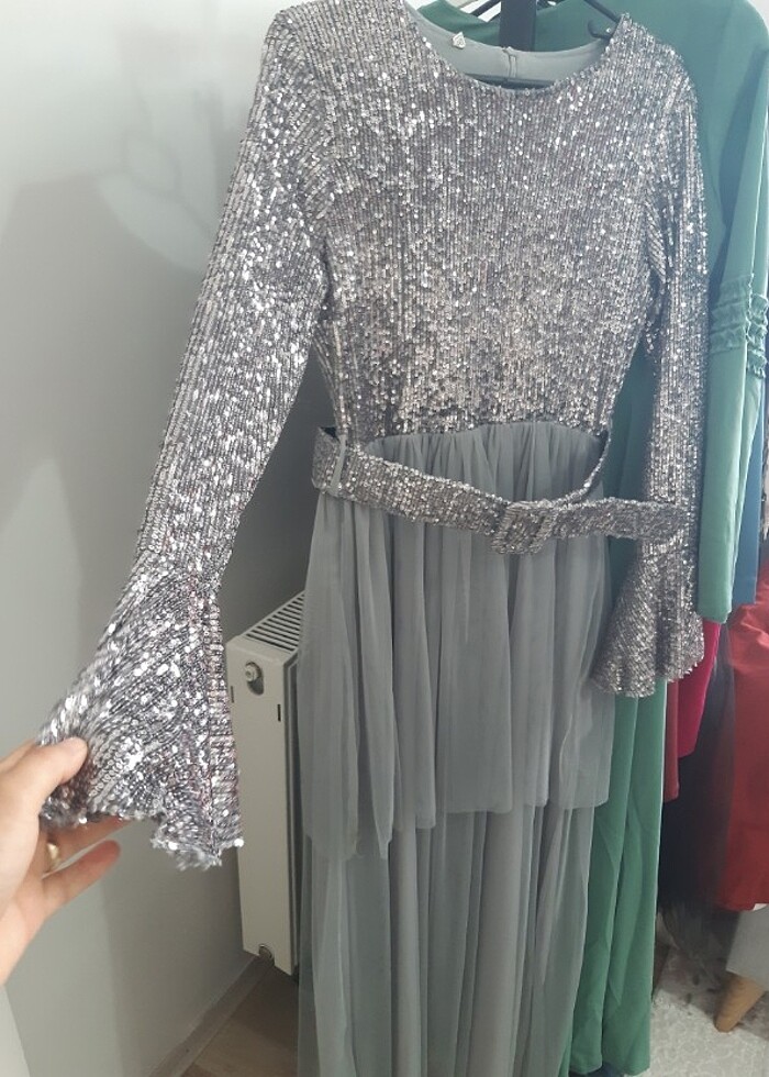 Üstü pulpayet altı tul kat kat gri kemerli ve İspanyol kol detay - Görsel 2