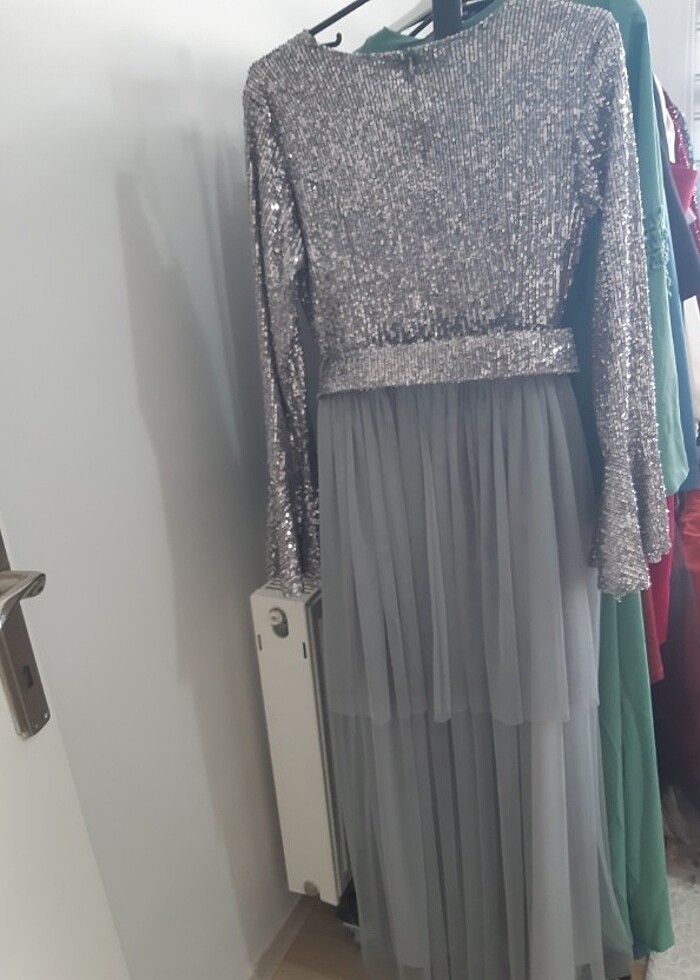 Üstü pulpayet altı tul kat kat gri kemerli ve İspanyol kol detay - Görsel 3