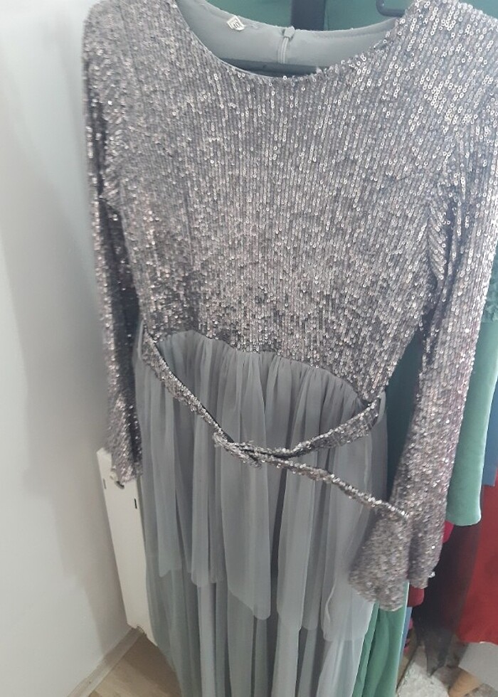 Üstü pulpayet altı tul kat kat gri kemerli ve İspanyol kol detay - Görsel 4