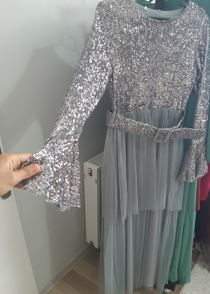 Üstü pulpayet altı tul kat kat gri kemerli ve İspanyol kol detay - Görsel 5