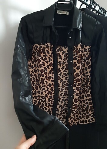 Leopar ve deri düğmeli gomlek  - Görsel 2