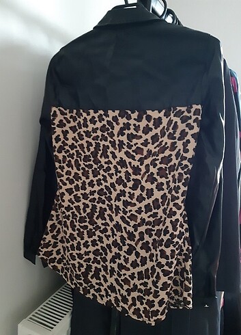 Leopar ve deri düğmeli gomlek  - Görsel 5