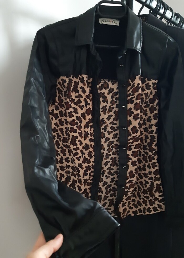 Leopar ve deri düğmeli gomlek  - Görsel 2