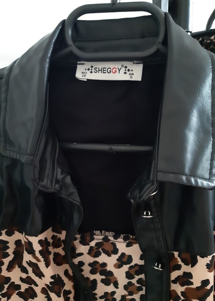 Leopar ve deri düğmeli gomlek  - Görsel 3