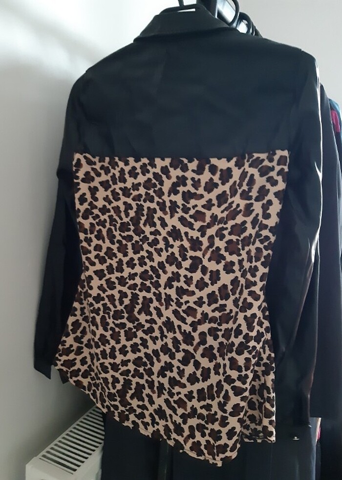 Leopar ve deri düğmeli gomlek  - Görsel 5