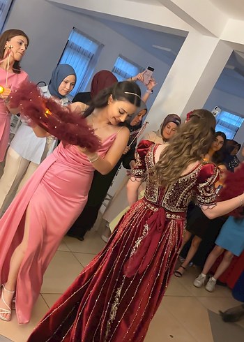 s Beden Pembe saten görünümlü abiye elbise