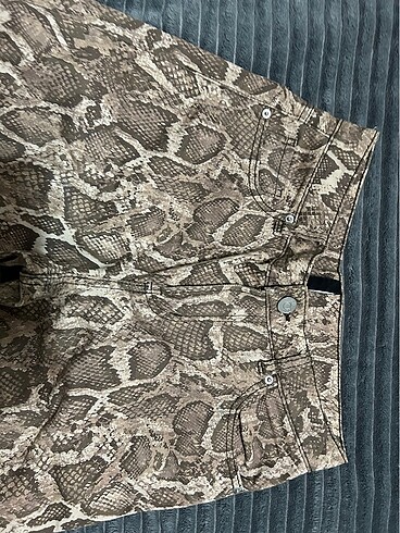 H&M hm yılan derisi desenli kot pantolon
