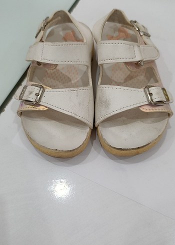 Kız Çocuk Beyaz Tokalı Sandalet