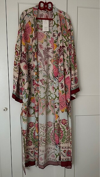 Zara model kimono