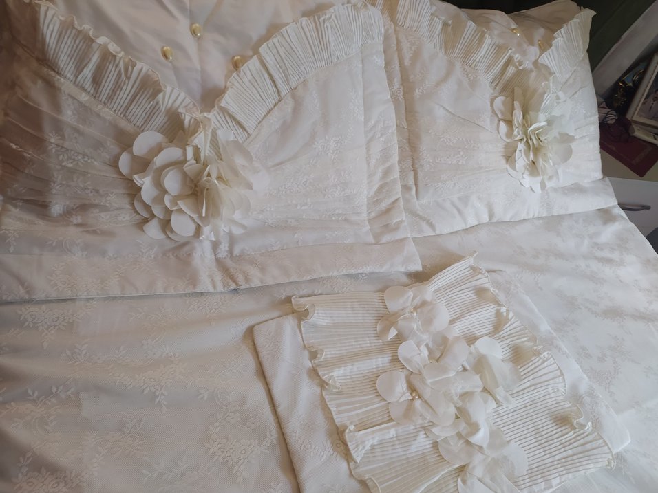 İşlemeli krem Yatak Örtüsü - Görsel 3