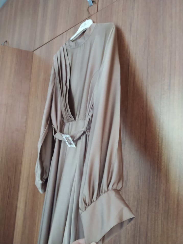 Parlak Tokalı Bej saten elbise - Görsel 3