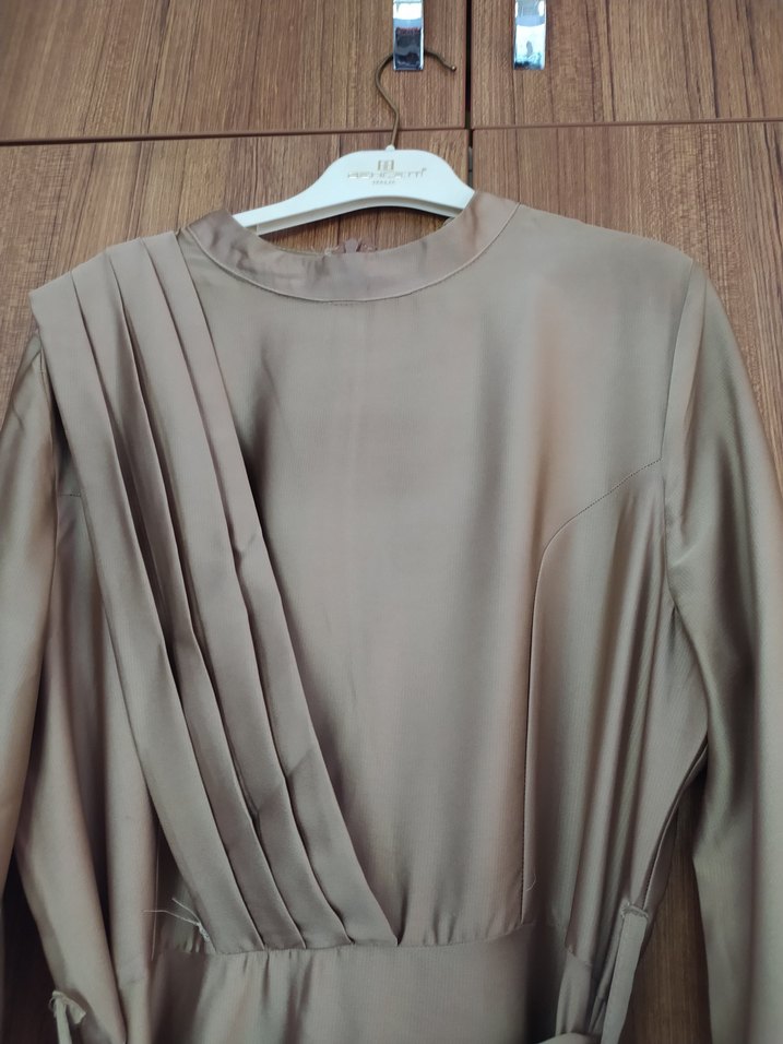 Parlak Tokalı Bej saten elbise - Görsel 4