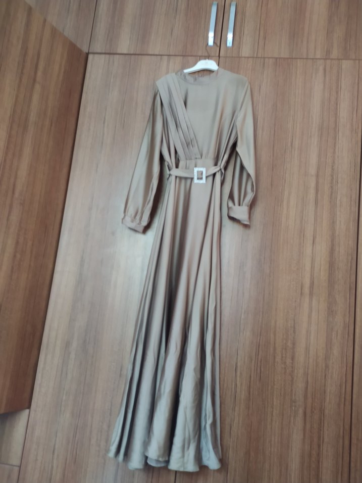 Parlak Tokalı Bej saten elbise - Görsel 2