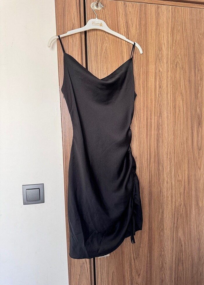 Mini siyah saten elbise - Görsel 2
