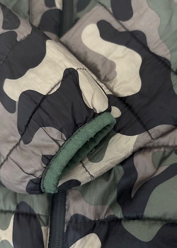Zara Erkek Çocuk Kamuflaj Kapüşonlu Fermuarlı Mont