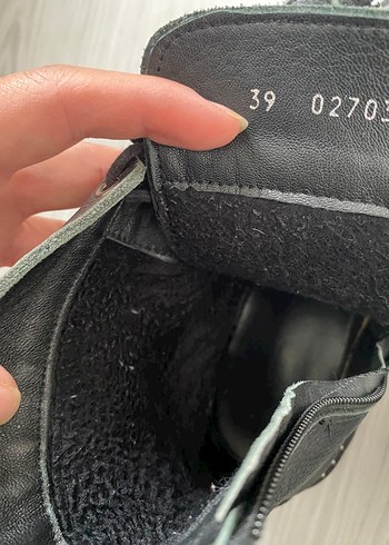 39 Beden Tokalı Siyah Deri Kadın Dolgu Topuk Bot