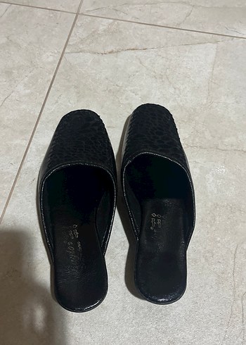 Siyah Yılan Desenli Topuklu Kadın Terlik - Görsel 2