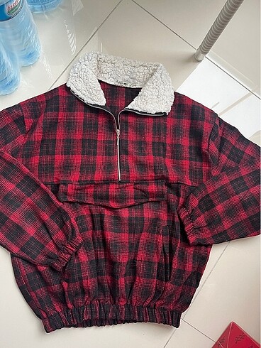 Siyah kırmızı sweatshirt