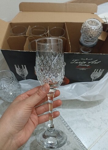 Paşabahçe 6adet kadeh ve bir adet surahi. Çok şık duruyor.