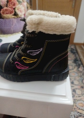 Kız Çocuk Siyah Renkli Nakışlı Kürklü Bot - Görsel 4