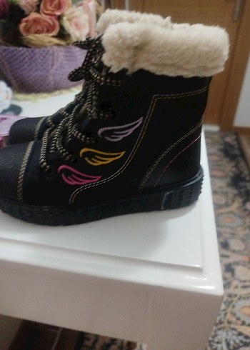 Kız Çocuk Siyah Renkli Nakışlı Kürklü Bot - Görsel 3