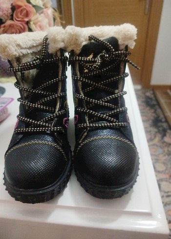 Kız Çocuk Siyah Renkli Nakışlı Kürklü Bot - Görsel 2