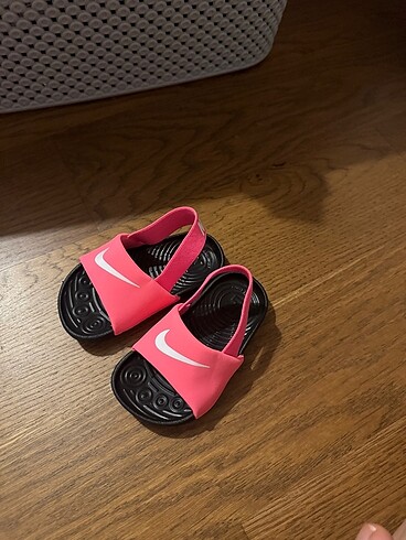 Nike kız çocuk terlik 22 numara