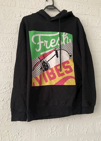 Renkli Baskılı Kapüşonlu Siyah Sweatshirt