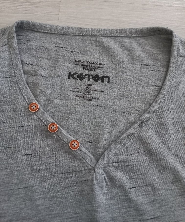 Düğmeli Gri V Yaka Erkek Tişört - Görsel 2