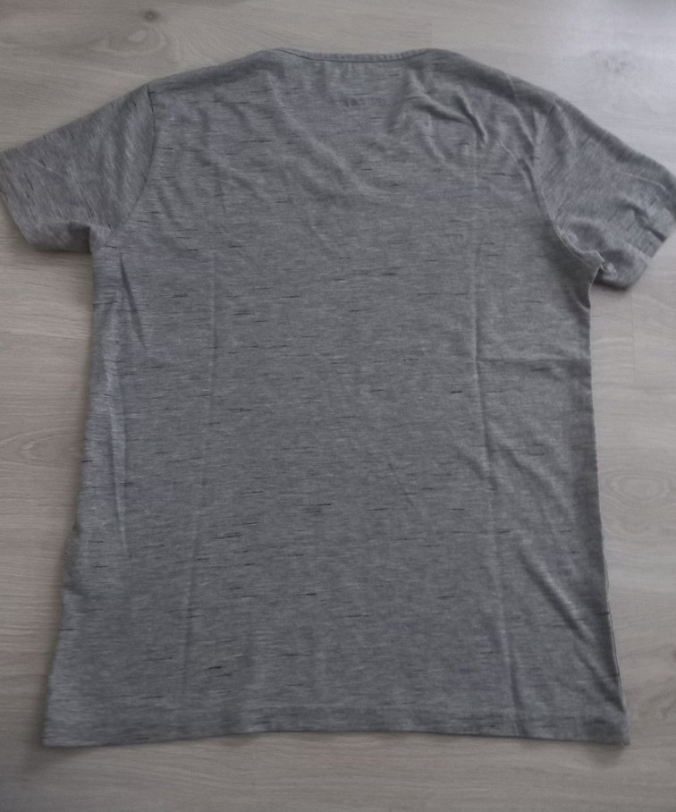 Düğmeli Gri V Yaka Erkek Tişört - Görsel 4