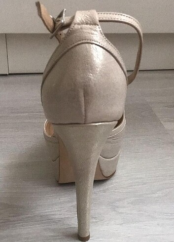 Topuklu bej ayakkabı - Görsel 2