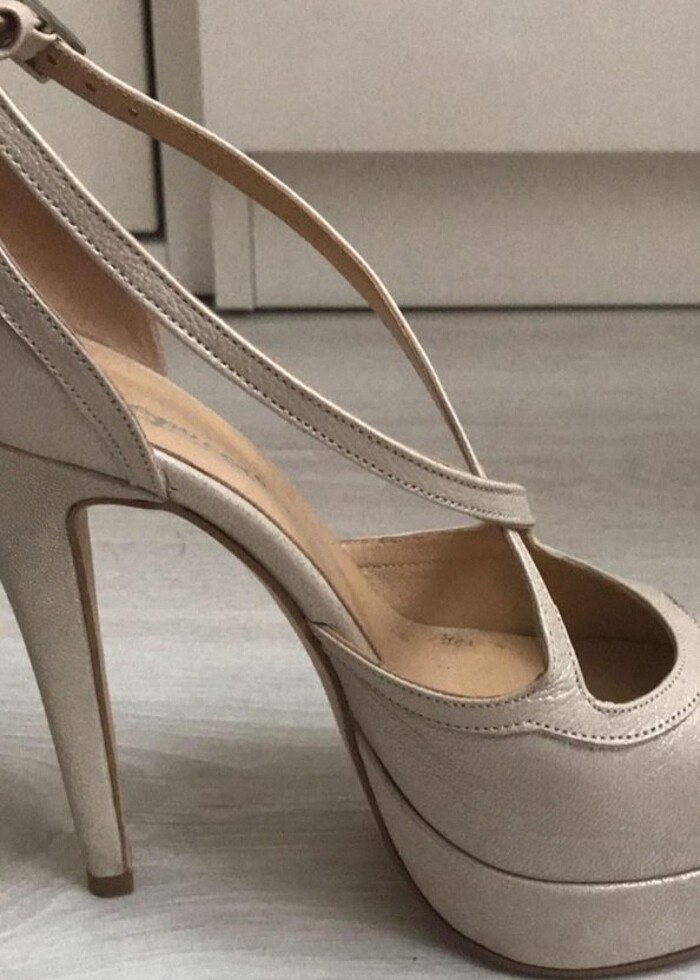 Topuklu bej ayakkabı - Görsel 4