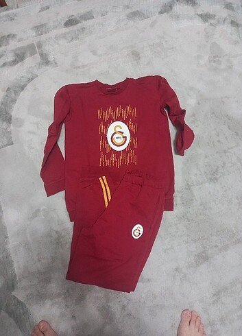 13-14 Yaş Beden kırmızı Renk Eşofman Takımı Galatasaray 