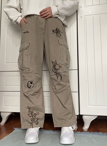 Urban Outfitters BDG Nakışlı İşlemeli Cargo Pantalonu