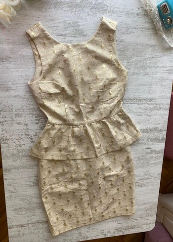 Kısa Bej Dantel İşlemeli Kadın Ofis Elbisesi - Görsel 5