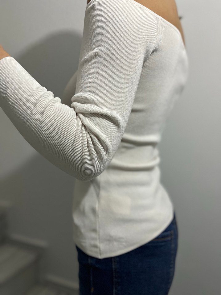 Düğmeli Beyaz V Yakalı Kadın Triko - Görsel 3